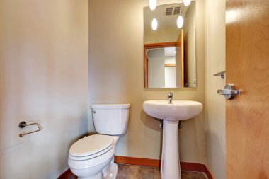 Lavabo, tuvalet ve kiremit zeminli küçük bathrom iç.