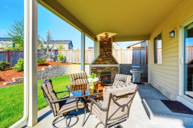 Taş döşeme şömine ile rahat kaplı veranda.