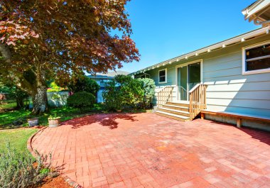 Kırmızı tuğla veranda alanı ile küçük Amerikan evinin Backyard görünümü