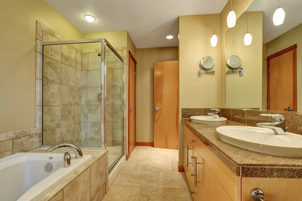 Интерьер ванной комнаты в бежевых тонах с тщеславным шкафом с гранитной столешницей . — стоковое фото