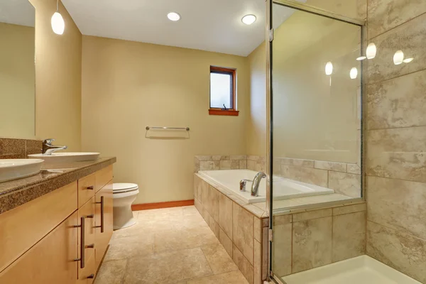 Intérieur salle de bain dans des tons beige avec meuble lavabo avec comptoir en granit . — Photo