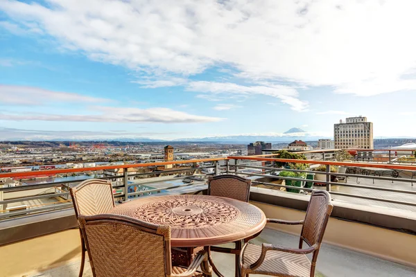 Área de pátio com mesa, cadeiras no deque com vista panorâmica — Fotografia de Stock