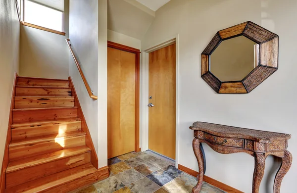 Uitzicht op de houten trappen. Hal interieur met tegelvloer en vintage ijdelheid kabinet — Stockfoto