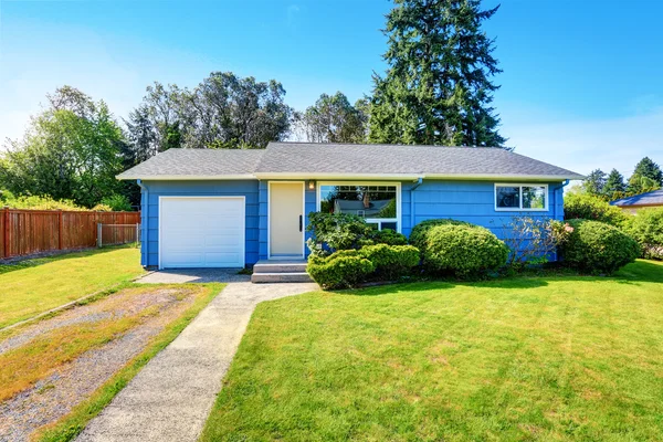 Kleines nettes blaues Haus mit Einfahrt und beschnittenen Hecken. — Stockfoto