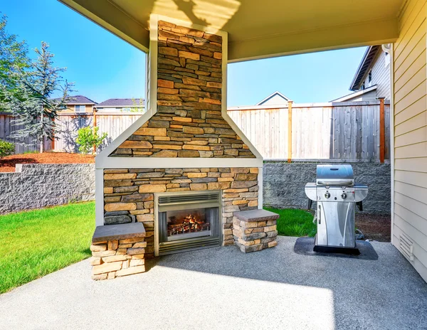 Acogedor patio interior cubierto con chimenea de piedra y barbacoa . —  Fotos de Stock