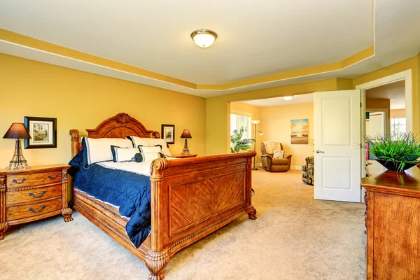 Gorgeous Interior of master bedroom with carved wood bed — Stock Photo, Image