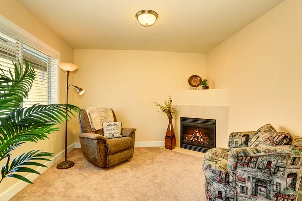 Chambre familiale confortable intérieur avec deux fauteuils et cheminée — Photo