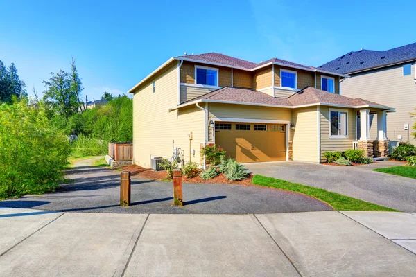 Nice curb appeal of luxury beige house. — Stock Photo, Image