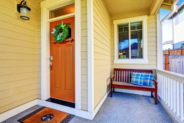 Accogliente veranda coperta Primo piano con panca in legno . — Foto Stock