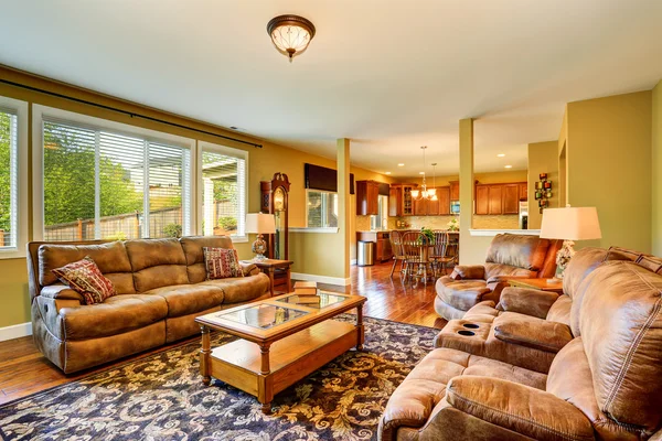 Luxury living room with hardwood floor and kitchen view — Stock Photo, Image