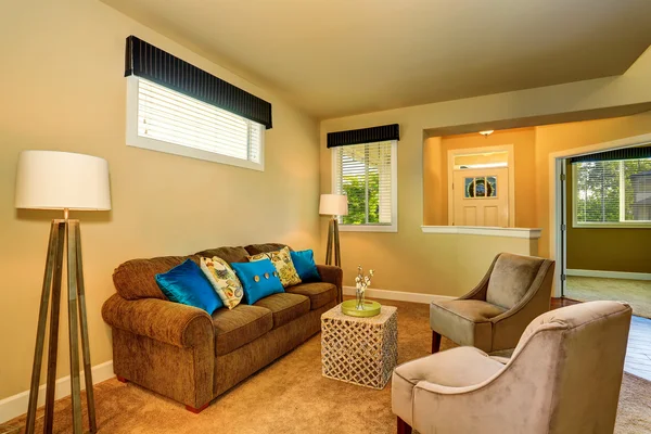 Interior kamar keluarga krem dengan sofa coklat dan dua kursi berlengan — Stok Foto