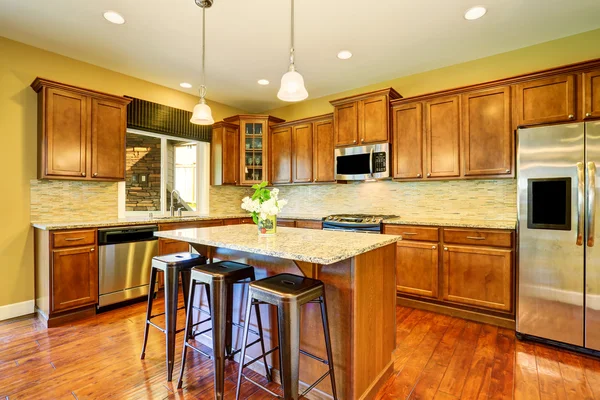 Intérieur de cuisine en bois avec îlot de cuisine et armoires . — Photo