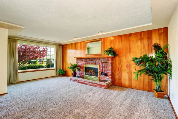 Sala de estar vacía con pared de madera y chimenea —  Fotos de Stock