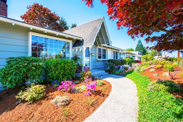 Kleine licht blauwe Amerikaanse Huis exterieur met openslaande ramen. — Stockfoto