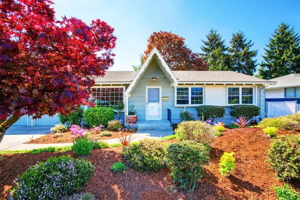 Beautiful curb appeal of small American house. — Stock Photo, Image