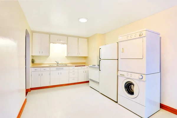 Interior de cozinha branco brilhante com aparelhos de lavandaria — Fotografia de Stock
