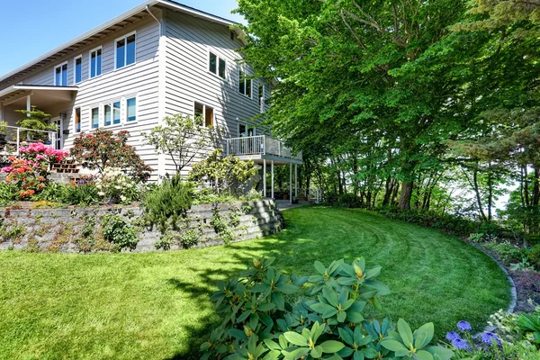 Exterior de la casa americana con jardín bien cuidado alrededor . — Foto de Stock