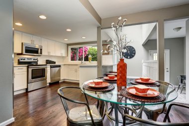 Açık kat planı. Cam sekmeli modern yemek alanı