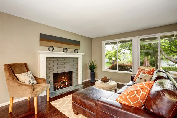 Cozy living room with fireplace and leather sofa. — Stock Photo, Image