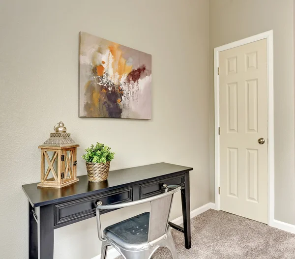 Interior del pasillo con mesa de madera negra y sillón —  Fotos de Stock