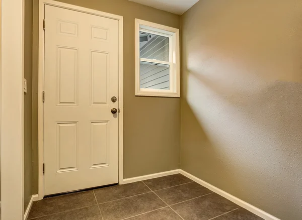 Empty room with walls in beige tone and white door — Stock Photo, Image