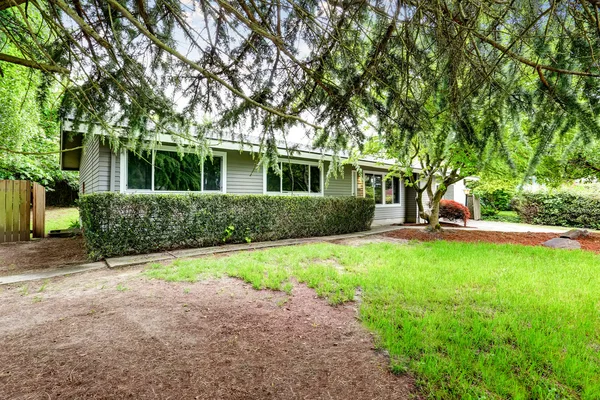 American one level house exterior with concrete walkway — Stock Photo, Image