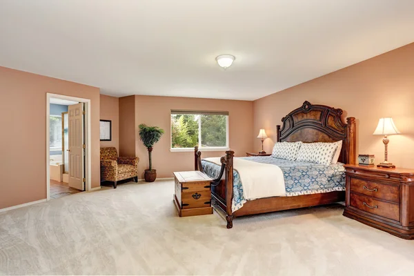 Interior del dormitorio con muebles de madera tallada y suelo de alfombra . —  Fotos de Stock