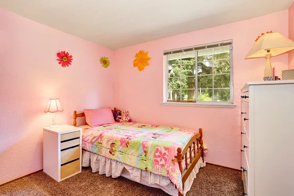 Quarto de crianças rosa com mobiliário branco e piso de carpete . — Fotografia de Stock