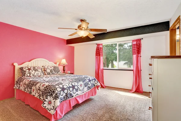 Современная розовая спальня с белой мебелью и ковровым полом — стоковое фото