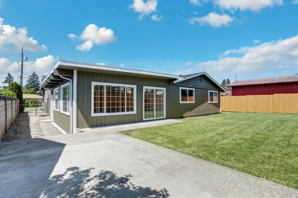 Maison de jardin extérieur avec clôture en bois et pelouse bien entretenue autour — Photo