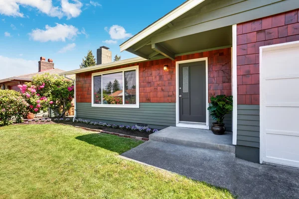 Americano casa de um nível exterior com garagem e jardim bem cuidado — Fotografia de Stock