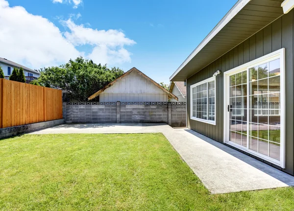 Hinterhof Haus außen mit Holzzaun und gepflegtem Rasen herum — Stockfoto