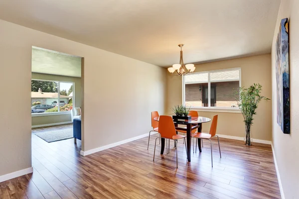 Sala de jantar moderna com cadeiras laranja e mesa de vidro . — Fotografia de Stock