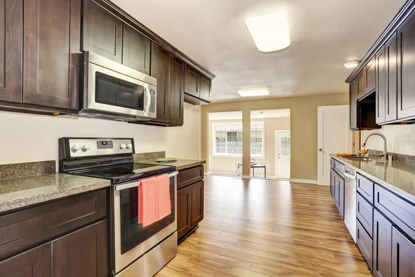 Moderne keuken kamer interieur met diep bruine kasten — Stockfoto