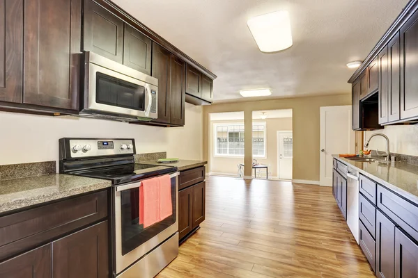 Intérieur de la cuisine moderne avec armoires marron profond — Photo