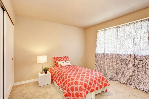 Intérieur moderne de la chambre à coucher avec literie rouge . — Photo