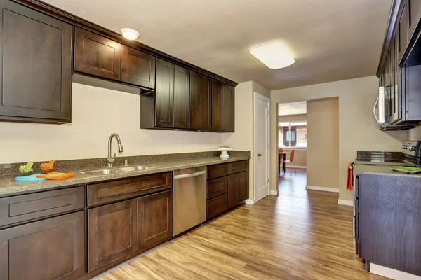 Derin kahverengi dolaplar ile modern mutfak odası iç — Stok fotoğraf