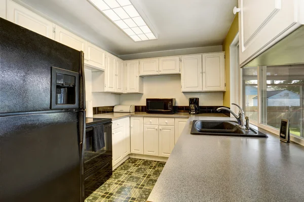 Classic American kitchen romm interior with white wooden cabinets. — Stock Photo, Image