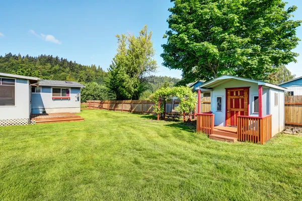Omheinde achtertuin en hangende schommel met mooi landschap design. — Stockfoto