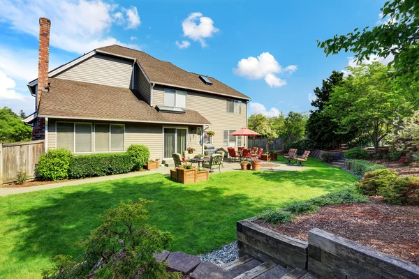 Well kept garden at backyard with concrete floor patio area — Stock Photo, Image