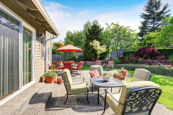 Gepflegter Garten im Hinterhof mit Betonboden Terrassenbereich — Stockfoto