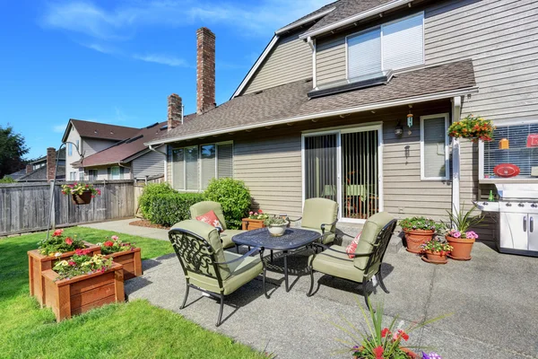 Gepflegter Garten im Hinterhof mit Betonboden Terrassenbereich — Stockfoto