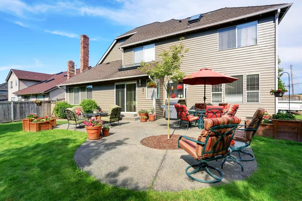 Gepflegter Garten im Hinterhof mit Betonboden Terrassenbereich — Stockfoto