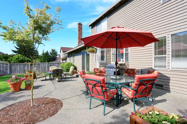 Well kept garden at backyard with concrete floor patio area — Stock Photo, Image