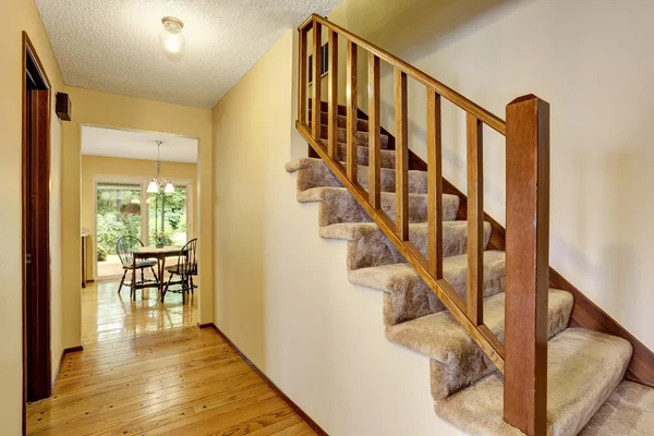 Pasillo interior en tonos claros con suelo de madera. Vista del suelo de la alfombra — Foto de Stock