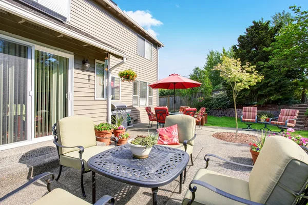 Gepflegter Garten im Hinterhof mit Betonboden Terrassenbereich — Stockfoto