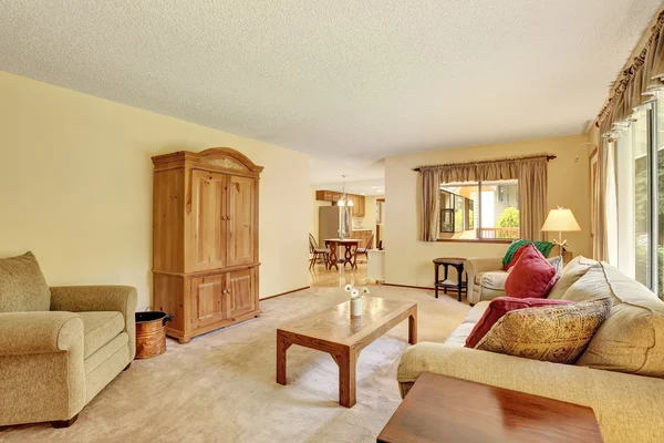 Классическая гостиная с светло-желтыми стенами и белой мебелью — стоковое фото