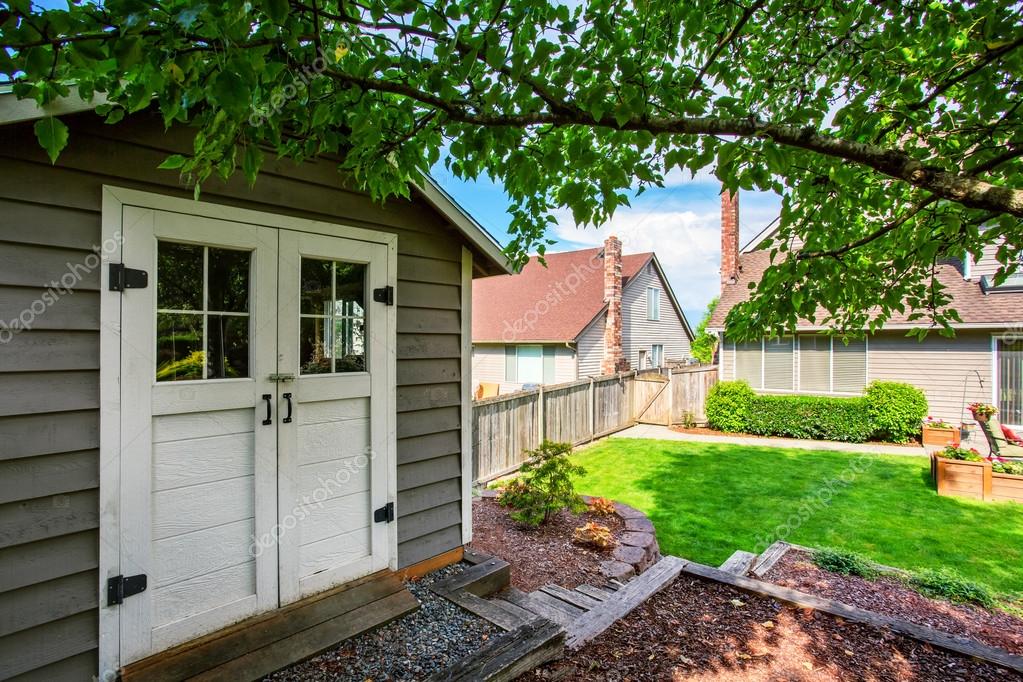 Jardín bien cuidado en el patio trasero con cobertizo de granero — Foto