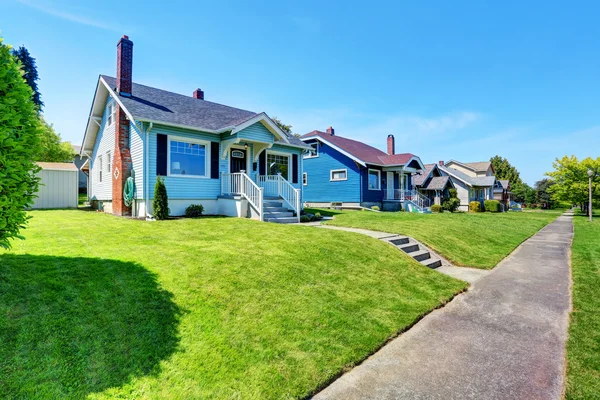 Blauwe Amerikaanse Huis buitenkant met betonnen vloer veranda. — Stockfoto