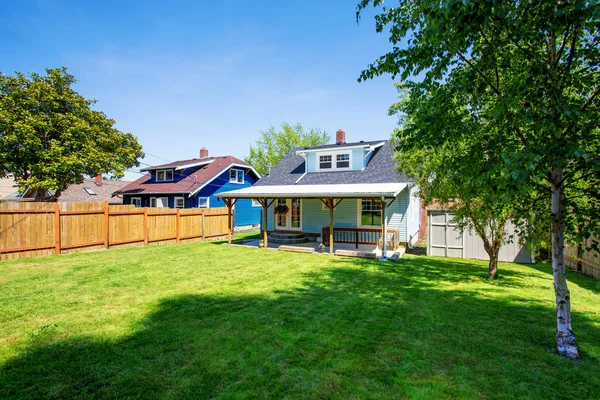 Bakgård Blue American House med välskött gräsmatta runt — Stockfoto